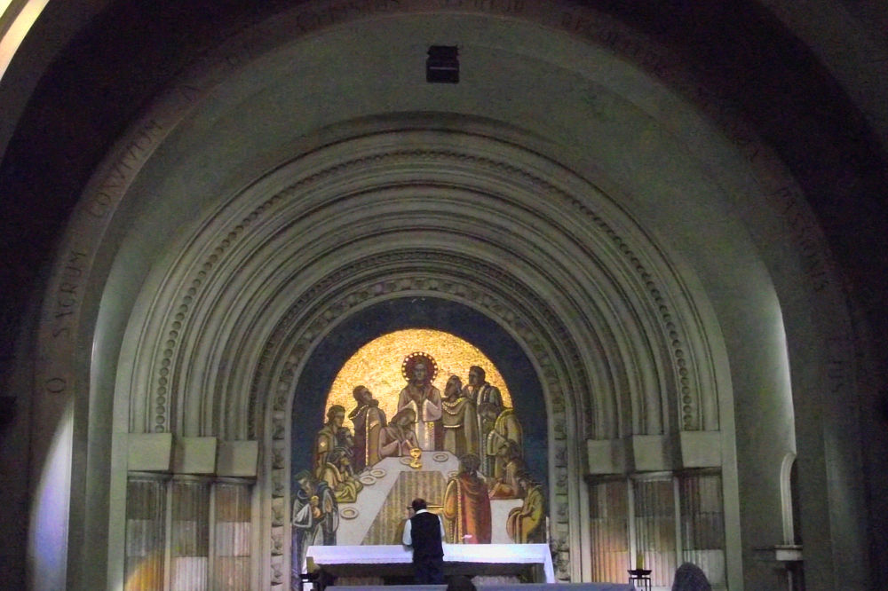 [F] Interior basílica de Lourdes