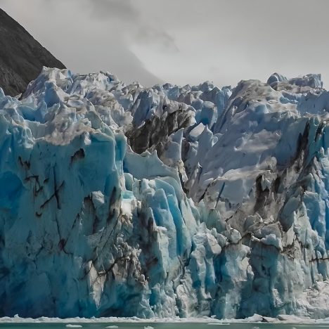 [005] Caleta entre glaciares (Sin calles, pero con cipreses y fantasmas)