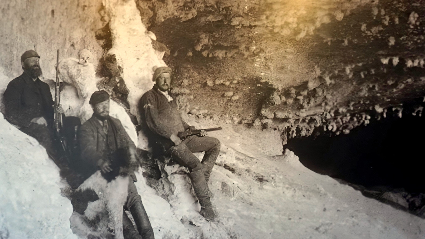 Hermann Eberhard y su expedición el día del descubrimiento de la piel del milodón en 1895 [UMAG]